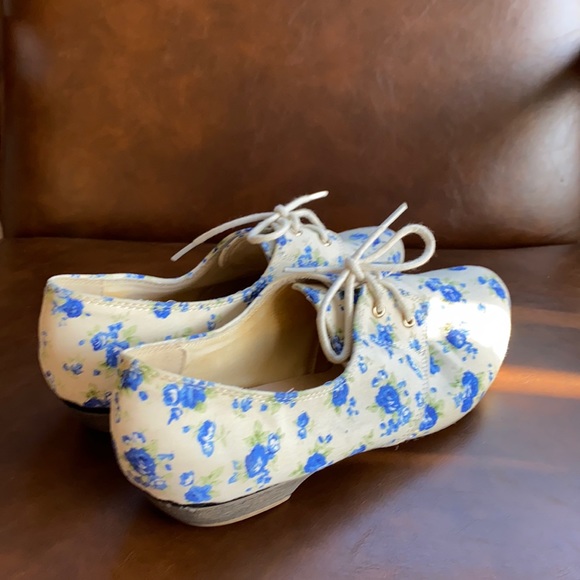 RESTRICTED blue floral low heel oxford flats - Picture 3 of 4